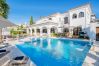 Villa i Marbella - Super Andalusian Villa Near Beach with Heated Pool