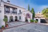 Villa i Marbella - Super Andalusian Villa Near Beach with Heated Pool