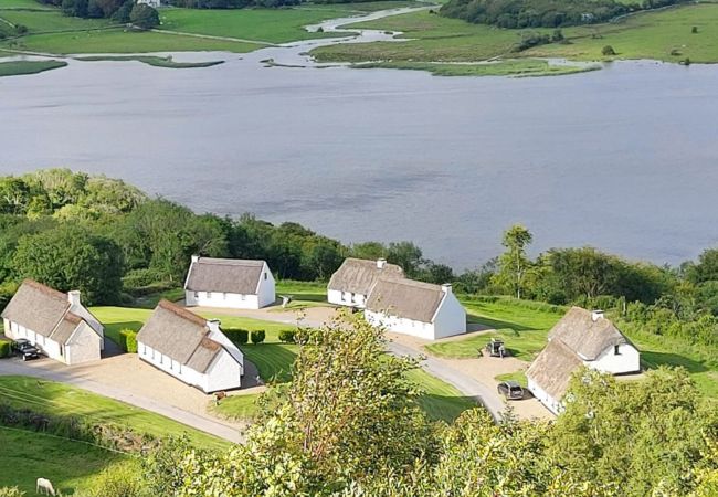  i Ennis - Corofin Lake Cottage (4 Bed) No 3