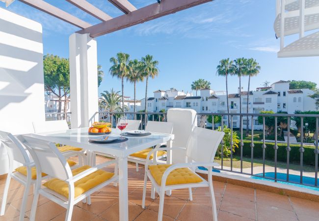  i Estepona - Beachside Penthouse with Rooftop Terrace & Pool