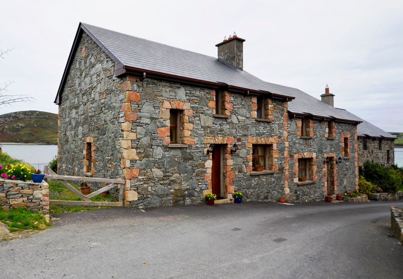 Hus i Cleggan - Cleggan Harbourside Holiday Home Ref 108