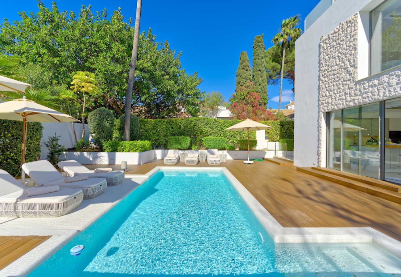 Villa i Marbella - Contemporary & Very Spacious Villa Puerto Banus