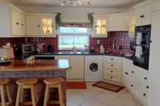 Ballyconneely Village Holiday Home, Pretty Lakeside Holiday Home in Connemara County Galway