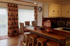 Ballyconneely Village Holiday Home, Pretty Lakeside Holiday Home in Connemara County Galway