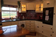 Ballyconneely Village Holiday Home, Pretty Lakeside Holiday Home in Connemara County Galway