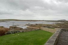Ballyconneely Village Holiday Home, Pretty Lakeside Holiday Home in Connemara County Galway