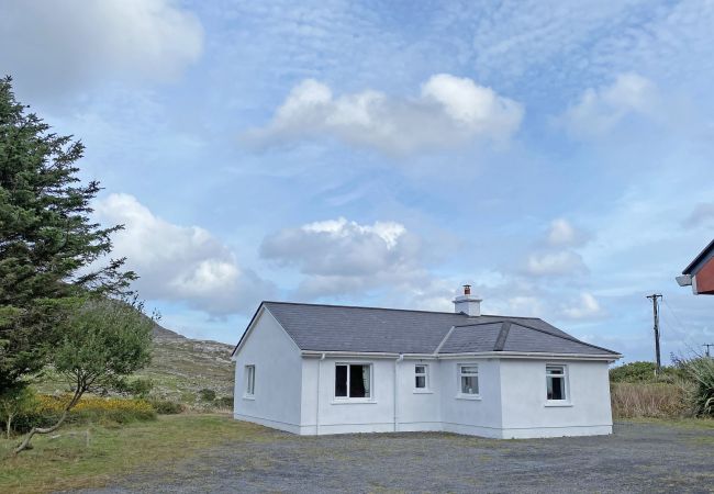  in Roundstone - Dogs Bay Holiday Cottage Ref 396