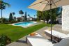 Villa en Marbella - Luxury Villa with High Security, Pool & Jacuzzi