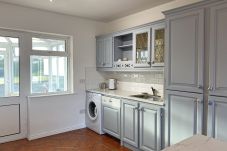 Glynsk Holiday Home. Contemporary fitted kitchen, all appliances.