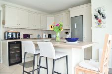 Skellig Fuchsia Lodge Ballinskelligs. Holiday home with newly designed kitchen fully equipped. Bright and spacious. 