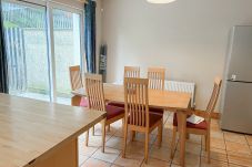 Fishermans Grove Holiday Home No. 21. Kitchen dining room seating for six. Bright, modern