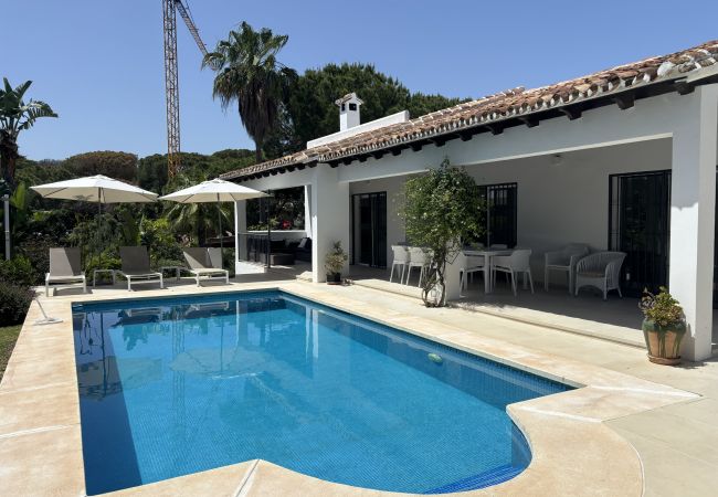 Villa à Marbella - Spacious Family Villa with Pool & Sunny Garden