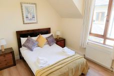 Heyward Mews Holiday Homes. Bright double room. Large window, wooden flooring, contemporary. 