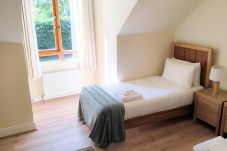 Heyward Mews Holiday Homes. Twin bedroom. Bright, modern, contemporary design with large window. 