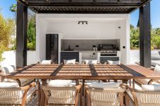 Villa in Marbella - Elegant Villa with sea Views & Pool Marbella
