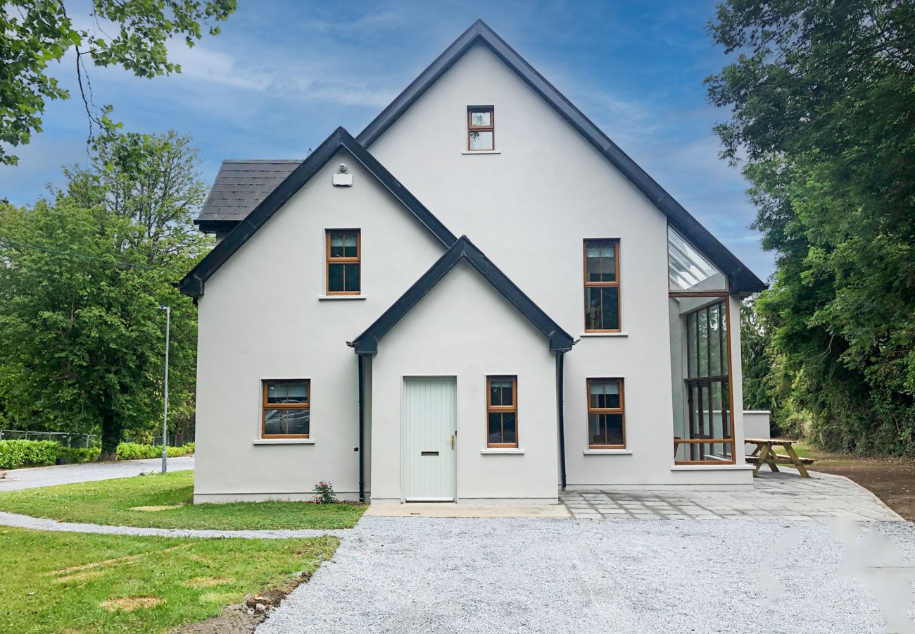 Old Court House Holiday Home, Pretty Lakeside Self Catering Holiday Accommodation Available Near Terryglass & Lough Derg in County Tipperary | Read More & Book Online Today Old Court House Holiday Home, Pretty Lakeside Self Catering Holiday Accommodation Available Near Terryglass & Lough Derg in County Tipperary | Read Mo