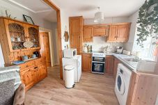 Tigin Mamo Holiday Cottage, Glenbeigh, County Kerry. Country style kitchen all mod cons